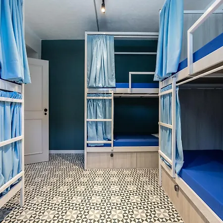 Walk In Airport Hostel