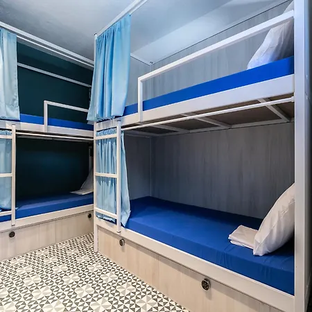 Walk In Airport Hostel *