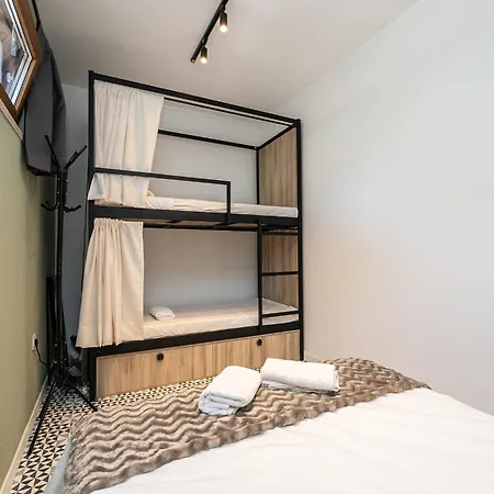 Walk In Airport Hostel