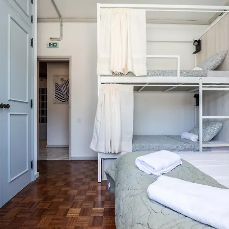 Walk In Airport Hostel *