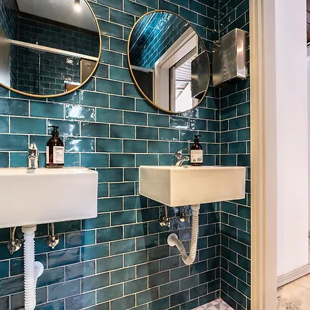 Walk In Airport Hostel *