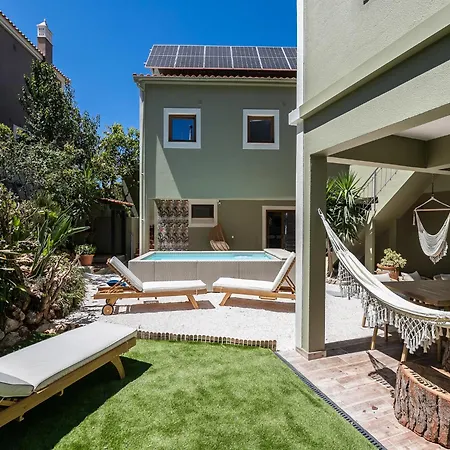 Walk In Airport Hostel *