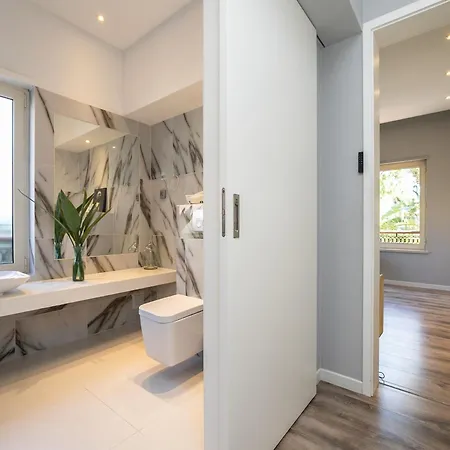 Walk In Airport Hostel *