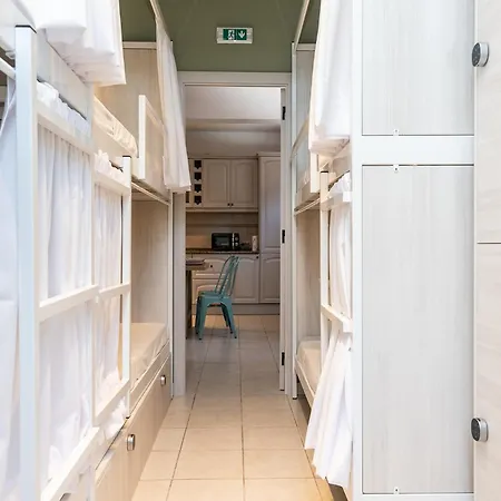 Walk In Airport Hostal *