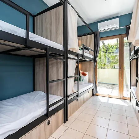 Walk In Airport Hostel *