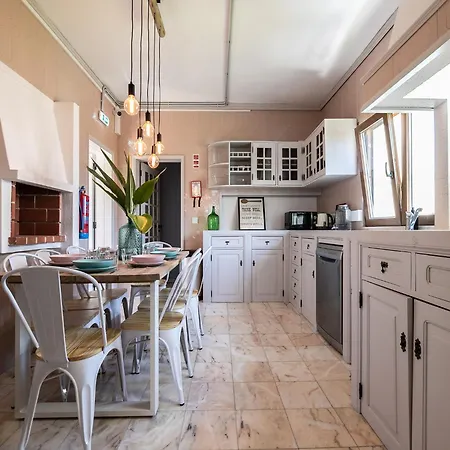 Walk In Airport Hostel