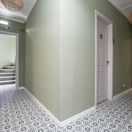 Walk In Airport Hostel