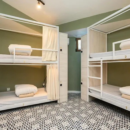 Walk In Airport Hostel *