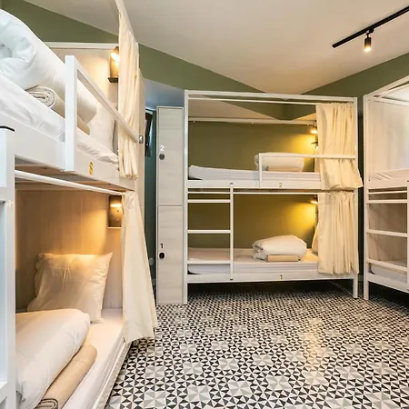 Walk In Airport Hostel